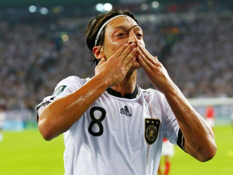 Gesetzt: Bei Real Madrid ist Mesut Özil zu einem Weltklasse-Spieler herangereift. Er verbindet Schnelligkeit, Technik und Übersicht. Kann bei der EM nächstes Jahr der deutsche Superstar werden. 