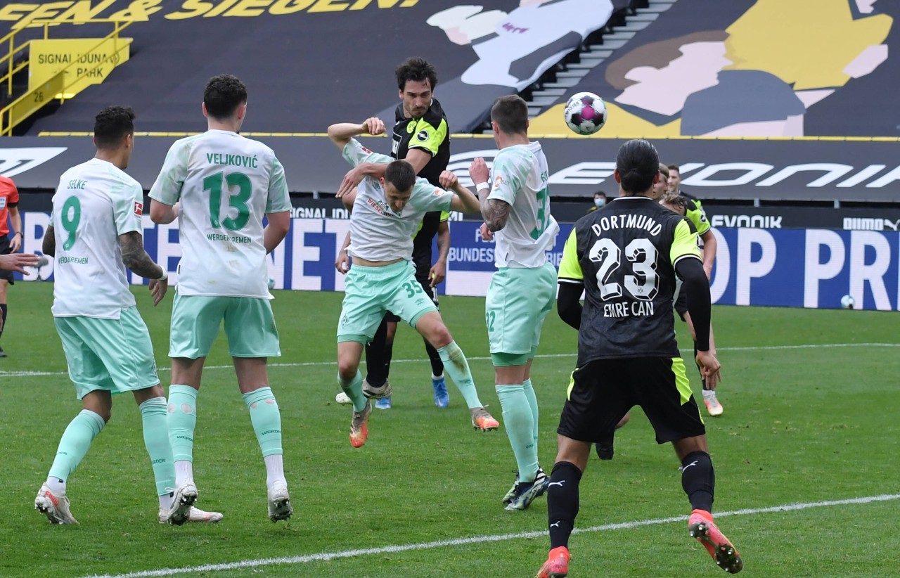 Mats Hummels erzielt das Tor zum 4:1 gegen Werder Bremen.