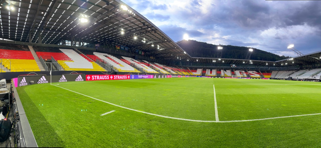 JOGIS JUNGS steht es auf der Tribüne.