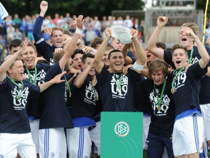 Das Team von Trainer Norbert Elgert besiegte im Finale den FC Bayern München mit 2:1. Die Bayern waren in der 59. Minute in Führung gegangen, doch dann drehten die Schalker durch die Tore von René Klingenburg und Philipp Hofmann das Spiel. Die A-Junioren des FC Schalke feierten damit den Meistertitel 2012. 