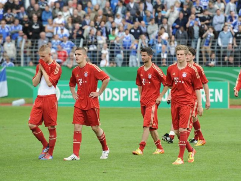 Das Team von Trainer Norbert Elgert besiegte im Finale den FC Bayern München mit 2:1. Die Bayern waren in der 59. Minute in Führung gegangen, doch dann drehten die Schalker durch die Tore von René Klingenburg und Philipp Hofmann das Spiel. Die A-Junioren des FC Schalke feierten damit den Meistertitel 2012. 