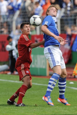 Das Team von Trainer Norbert Elgert besiegte im Finale den FC Bayern München mit 2:1. Die Bayern waren in der 59. Minute in Führung gegangen, doch dann drehten die Schalker durch die Tore von René Klingenburg und Philipp Hofmann das Spiel. Die A-Junioren des FC Schalke feierten damit den Meistertitel 2012. 