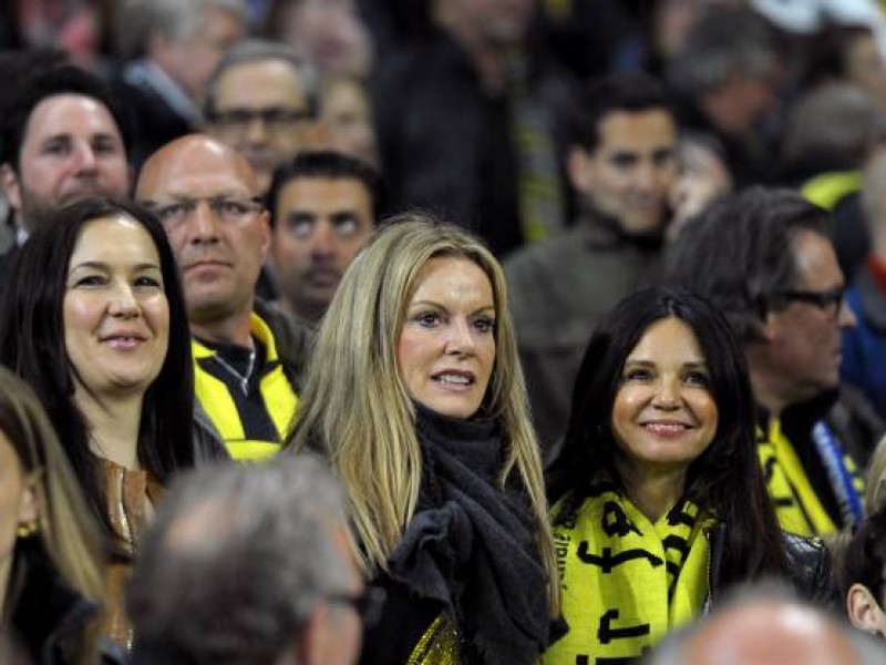 Ulla (mitte), Frau von Trainer Jürgen Klopp (Dortmund). auf der Tribüne.