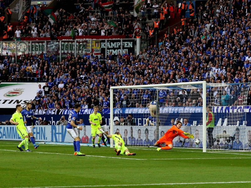 Die Vorentscheidung in der 34. Minute. Daniel Caligiuri markiert seinen ersten Bundesliga-Treffer für den S04 auf perfekte Vorlage von Sead Kolasinac. Das 3:0 ist gleichzeitig der Endstand im Spiel gegen Augsburg. Schalke schonte sich in der zweiten Hälfte für das Europa-League-Duell gegen Gladbach.