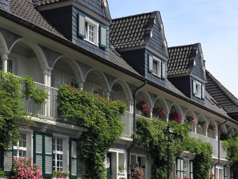 Die Gartenstadt Margarethenhöhe wurde als gemeinnützige Stiftung von Margarethe Krupp erbauen lassen. Heute kannst du schöne Siedlung besuchen. Ein Musterhaus zeigt dir, wie die Häuser früher ausgesehen haben. Eine Führung kannst du auf der Seite des Ruhrmuseums buchen.