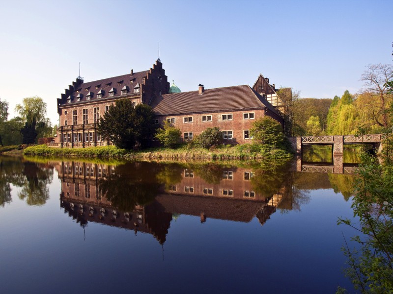 Das Wasserschloss Wittringen in Gladbeck liegt mitten im Wald. Hier kannst du dir nicht nur im Schlossrestaurant essen, sondern auf gemütlichen Spaziergägen einiges Entdecken.