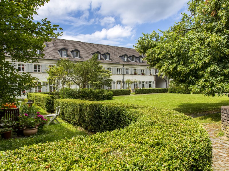 Kloster- und Kräutergarten des Kloster Saarns in Mülheim ist frei begehbar. Das Museum innerhalb des Klosters kann mittwochs und samstags von 15-18 Uhr und sonntags von 12-16 Uhr besucht werden.
Preis: Erwachsene 2,50€ Kinder bis 14 Jahre 1€.