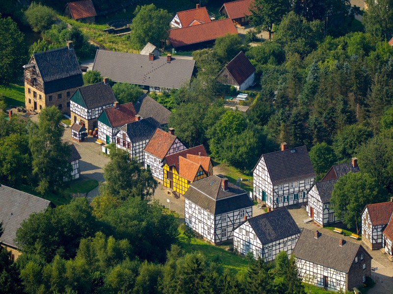 Wer sich für die Geschichte von Handwerk und Technik interessiert, sollte das Freilichtmuseum Hagen besucht haben. Aber auch für alle anderen bietet es einiges. Die kleinen rekonstruierten Werkstätten führen dich auf eine Zeitreise.
Preise: Kinder (bis 6) frei, Kinder (bis einschl. 17) 2€, Erwachsene 7€, Ermäßigt 3,50€