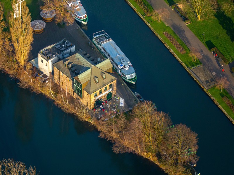 Hier sieht es nicht nur schön aus, du kannst sogar etwas lernen! Das Naturerlebnismuseum Ruhrnatur in Mülheim liegt direkt an der Ruhr. Wenn du genug erkundet hast, kannst du dich im Museums-Café stärken.
Öffnungszeiten und Preise:
Dienstag bis Sonntag von 10 - 18 Uhr, Erwachsene 3€, Kinder 2€.