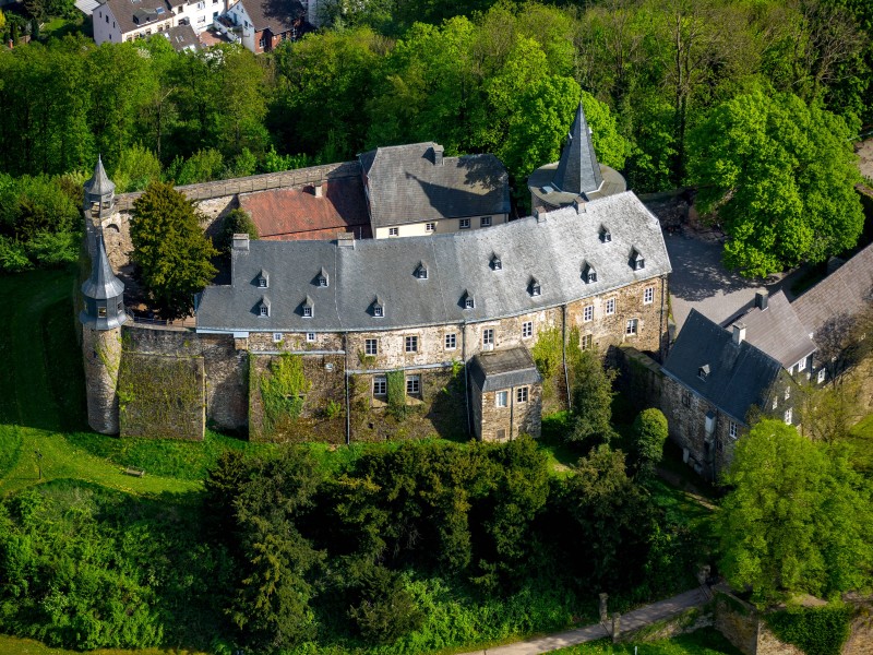 Das Schloss Hohenlimburg in Hagen führt dich in frühere Zeiten. Der sagenumwobene Ort kann mit verschiedenen Führungen besucht werden.
Preise: Erwachsene 5,50€-9€, Kinder 5€-7,50€ - je nach Führung.