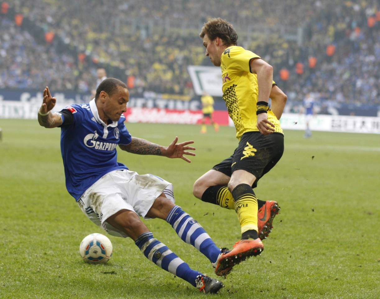 Auf Schalke unvergessen: Jones' Grätsche gegen den Ur-Dortmunder Kevin Großkreutz im April 2012. Beim BVB unvergessen: Dortmund wurde in der Saison Meister.