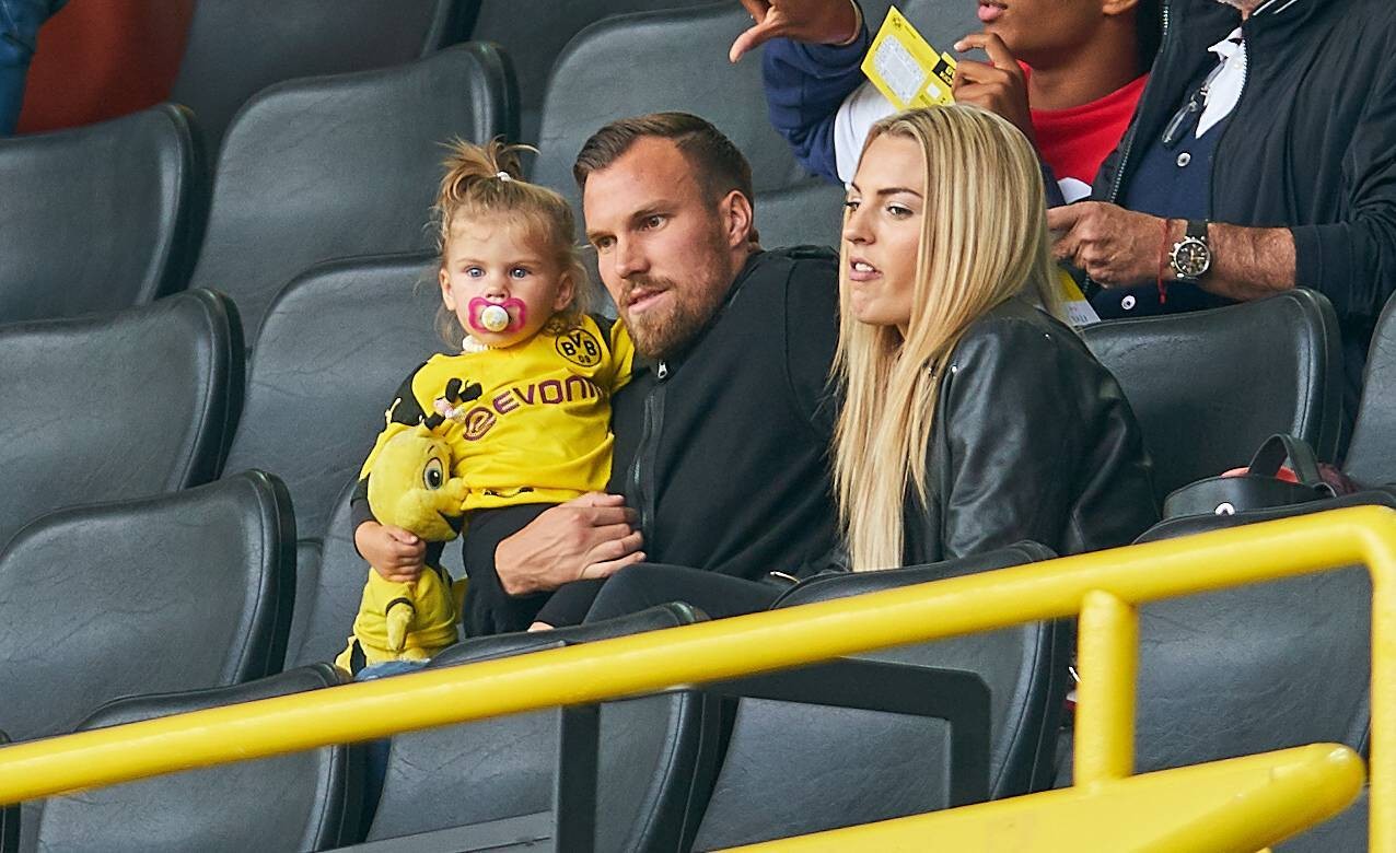 Kevin Großkreutz, seine Caro und Töchterchen Leonie bei einem BVB-Spiel im Westfalenstadion.