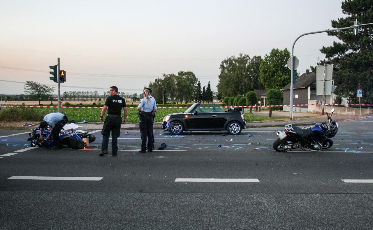 In Kreuzau bei Düren starb eine Motorradfahrerin (53).
