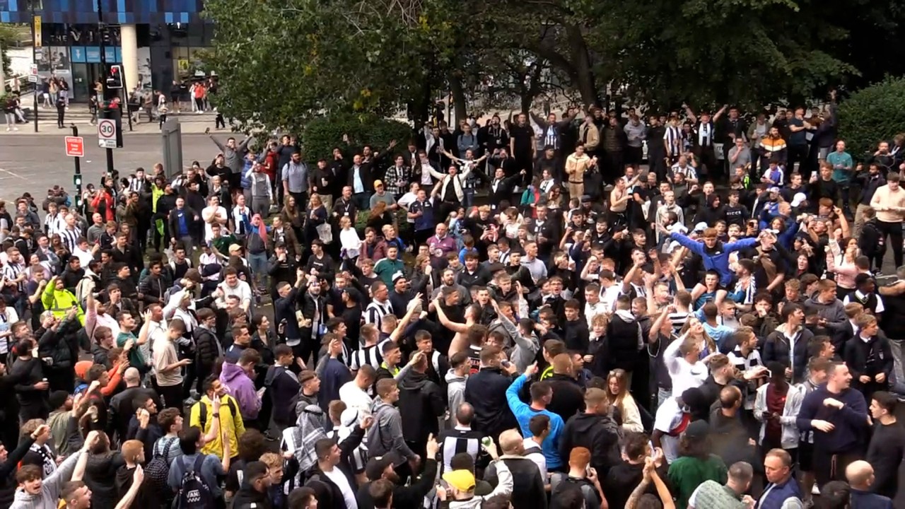 Die Fans von Newcastle United singen und tanzen nach der Übernahme in den Straßen.