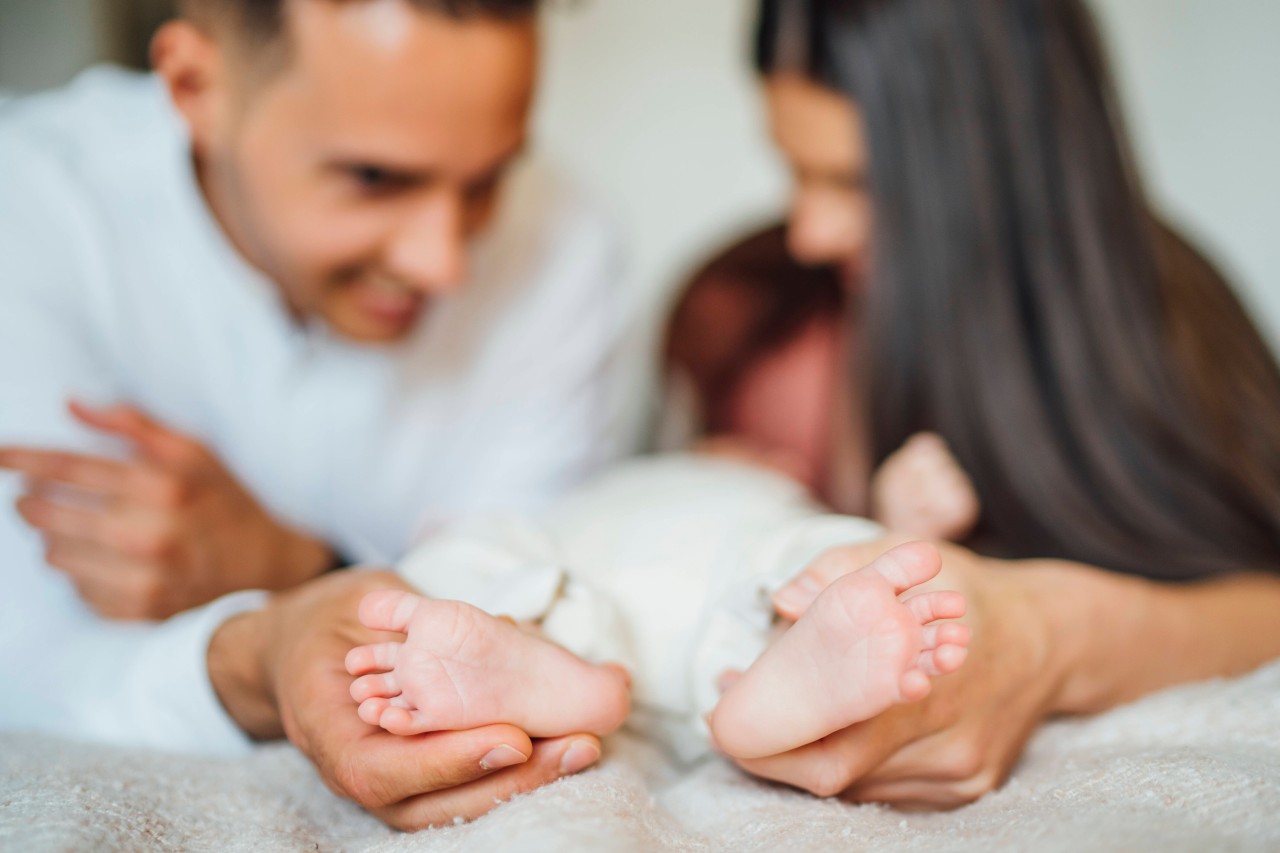 A42 bei Oberhausen: Ein Baby konnte die Ankunft beim Krankenhaus nicht mehr abwarten. 