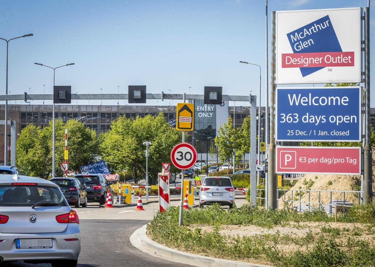 outlet roermond autos.jpg