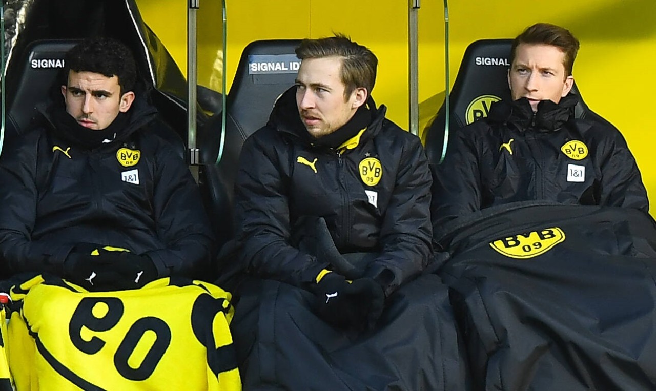 Felix Passlack (m.) sitzt bei Borussia Dortmund größtenteils auf der Bank.