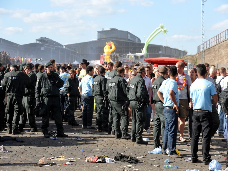 ,„Bei einer Ablösung um 16 Uhr fällt in diesen Zeitraum die Wechselzeit und damit die Zeit, in der die Polizei nur eingeschränkt handlungsfähig wäre“, erklärte der wichtigste Abschnittführer in seinem schriftlichen Protest vom 24. Juli 2010. Der Spitzenbeamte R. aus dem Innenministerium setzte den Wechselerlass jedoch gegen alle Widerstände durch. Den Polizisten blieb nur übrig, sich selbst zu helfen und den angeordneten Wechsel so früh wie möglich durchzuziehen, um zur kritischen Einsatzzeit hoffentlich voll einsatzfähig zu sein.