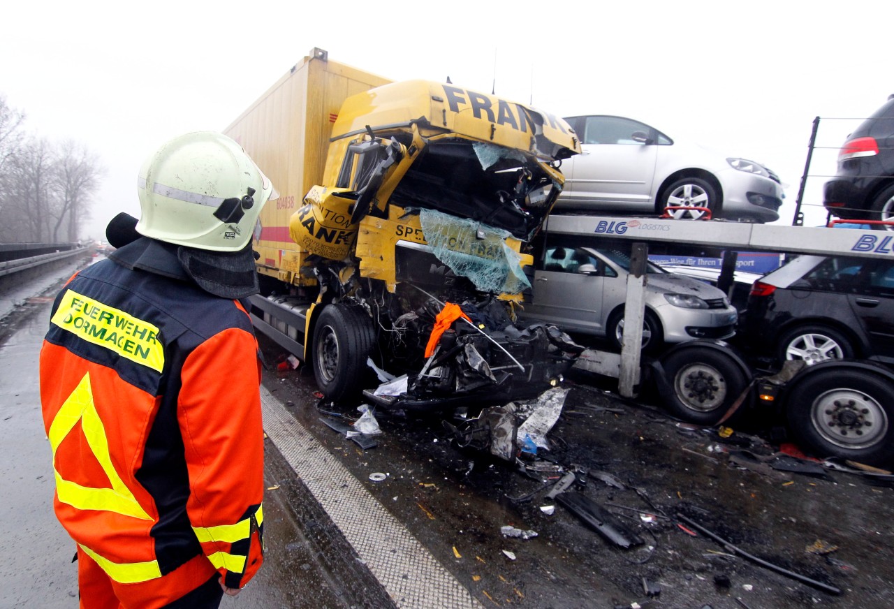 Sieben Lastwagen und 15 Autos waren in der Nacht von Dienstag auf der A57 bei Dormagen ineinander gerast. (Foto: dapd)