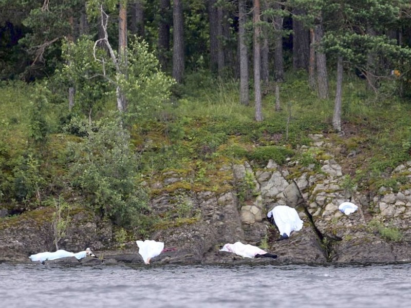 22. Juli: In Oslo erchüttert der Rechtsradikale Anders Behring Breivik das Regierungsviertel mit einer Bombe, keine zwei Stunden später beginnt er ein Massaker in einem sozialdemokratischen Ferienlager auf der Insel Utöya. 77 Menschen sterben.