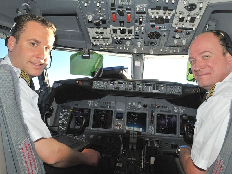 ...ist es endlich soweit. Gemeinsam mit Air-Berlin-Pilot Tim Techt (links)...