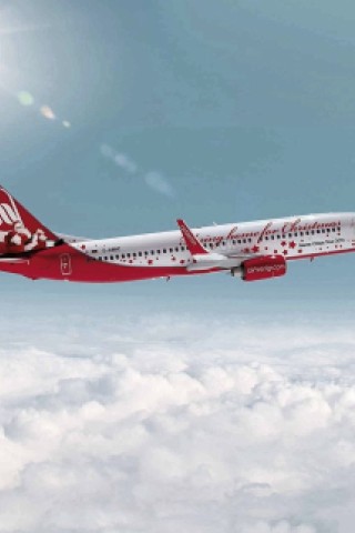 ...weihnachtliche Vogel ist bereits in der Luft. In diesem Jahr präsentierte Airberlin erstmals eine Boeing 737-800 mit einer speziellen Weihnachtslackierung. Und dann..