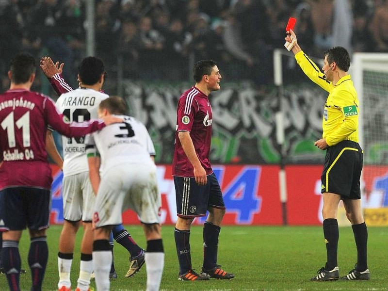 Das hat Schalke geschwächt: Stürmer Klaas-Jan Huntelaar muss in der 46. Minute nach einer Gelb-Roten Karte vom Platz gehen.