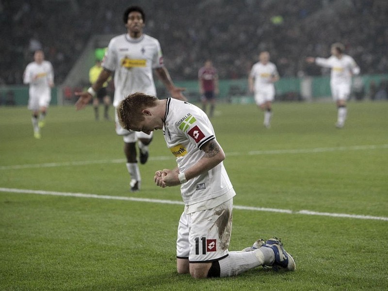 Für die Borussia trafen Juan Arango und zwei Mal Marco Reus - Julian Draxler erzielte zwischenzeitlich das 1:2 für Königsblau.