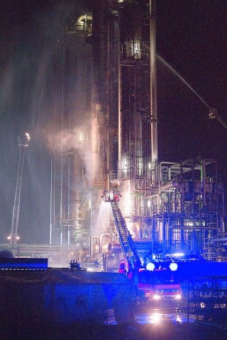 Auf dem Gelände der Firma DHC im Hafen von Mülheim an der Ruhr gab es einen Großbrand. Bild: Stephan Glagla