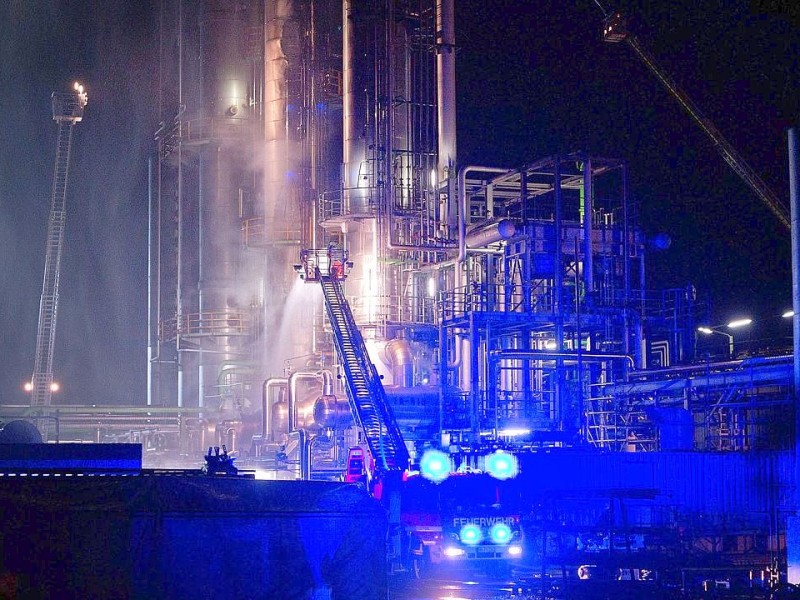 Auf dem Gelände der Firma DHC im Hafen von Mülheim an der Ruhr gab es einen Großbrand. Bild: Stephan Glagla