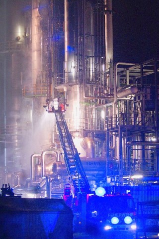 Auf dem Gelände der Firma DHC im Hafen von Mülheim an der Ruhr gab es einen Großbrand. Bild: Stephan Glagla