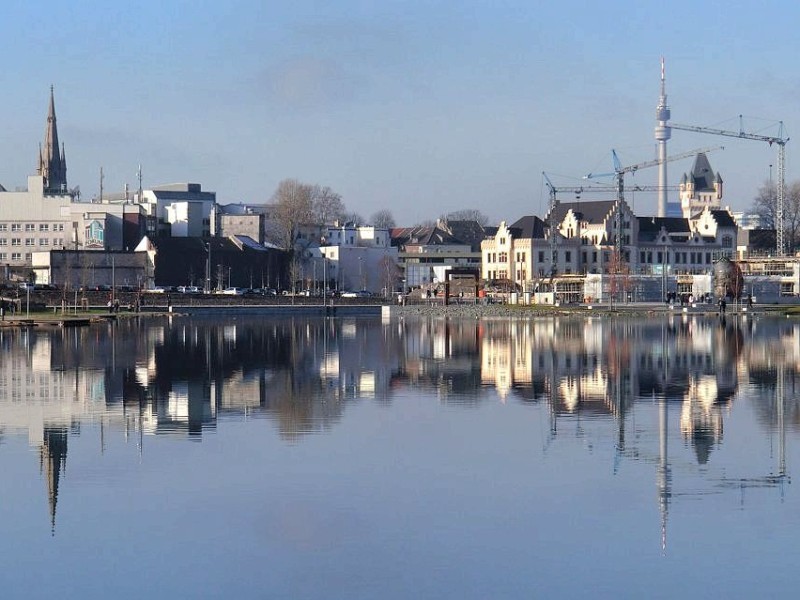 Rege Bautätigkeit am Phoenixsee mit Blick auf die Hörder Burg in Dortmund Hörde am Freitag, 26. Januar 2012.Foto: Franz Luthe