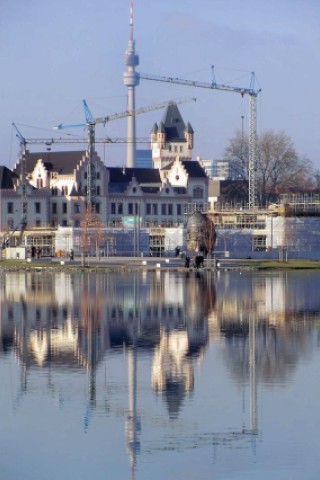 Rege Bautätigkeit am Phoenixsee mit Blick auf die Hörder Burg in Dortmund Hörde am Freitag, 26. Januar 2012.Foto: Franz Luthe