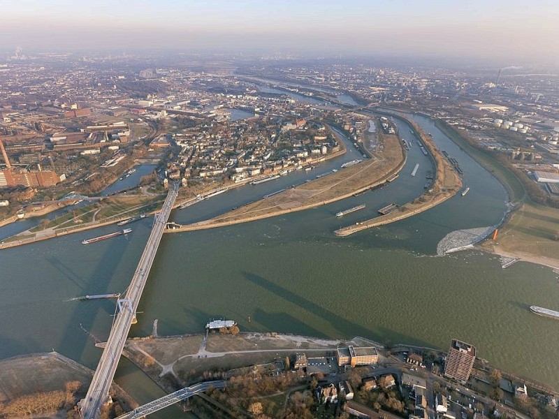 Winter in Duisburg im Februar 2012: Blick von oben auf die Ruhrmündung mit Friedrich-Ebert-Brücke und den Rhein-Herne-Kanal. 