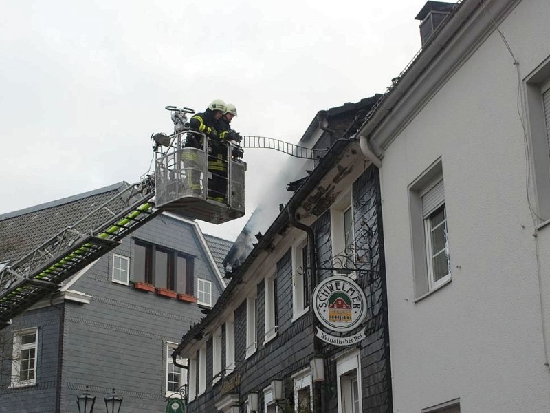 Bei dem Brand im Westfälischen Hof in Ennepetal-Voerde starb am frühen Mittwochmorgen der 65-jährige Mieter der Dachgeschosswohnung.