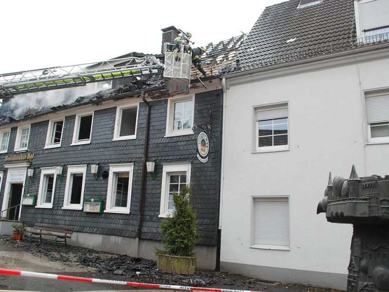 Bei dem Brand im Westfälischen Hof in Ennepetal-Voerde starb am frühen Mittwochmorgen der 65-jährige Mieter der Dachgeschosswohnung.