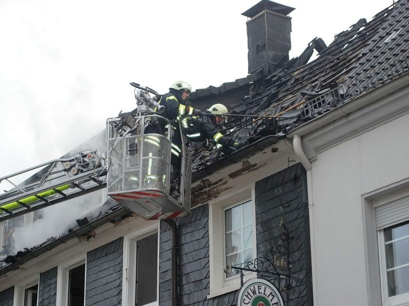 Bei dem Brand im Westfälischen Hof in Ennepetal-Voerde starb am frühen Mittwochmorgen der 65-jährige Mieter der Dachgeschosswohnung.