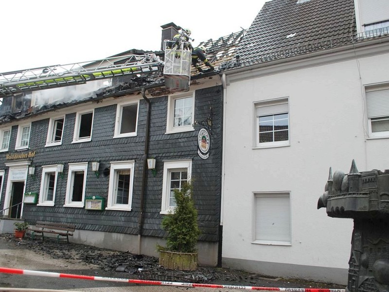 Bei dem Brand im Westfälischen Hof in Ennepetal-Voerde starb am frühen Mittwochmorgen der 65-jährige Mieter der Dachgeschosswohnung.