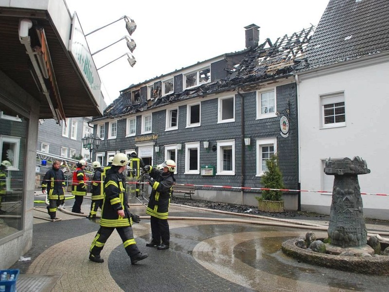 Bei dem Brand im Westfälischen Hof in Ennepetal-Voerde starb am frühen Mittwochmorgen der 65-jährige Mieter der Dachgeschosswohnung.