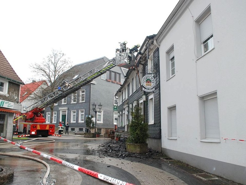 Bei dem Brand im Westfälischen Hof in Ennepetal-Voerde starb am frühen Mittwochmorgen der 65-jährige Mieter der Dachgeschosswohnung.