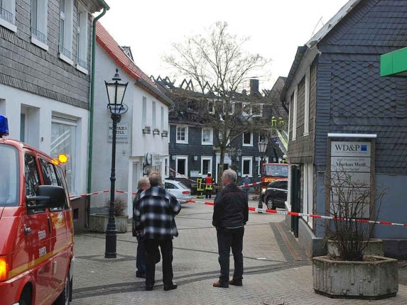 Bei dem Brand im Westfälischen Hof in Ennepetal-Voerde starb am frühen Mittwochmorgen der 65-jährige Mieter der Dachgeschosswohnung.