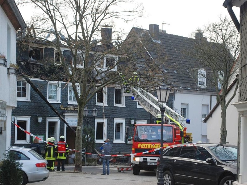 Bei dem Brand im Westfälischen Hof in Ennepetal-Voerde starb am frühen Mittwochmorgen der 65-jährige Mieter der Dachgeschosswohnung.