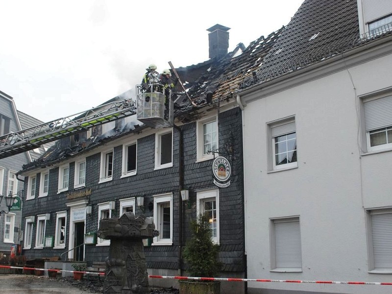 Bei dem Brand im Westfälischen Hof in Ennepetal-Voerde starb am frühen Mittwochmorgen der 65-jährige Mieter der Dachgeschosswohnung.