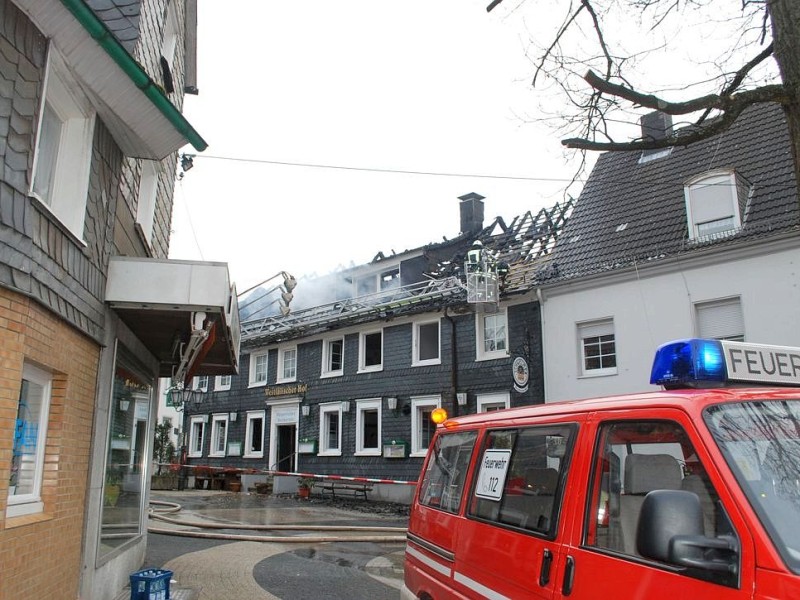 Bei dem Brand im Westfälischen Hof in Ennepetal-Voerde starb am frühen Mittwochmorgen der 65-jährige Mieter der Dachgeschosswohnung.