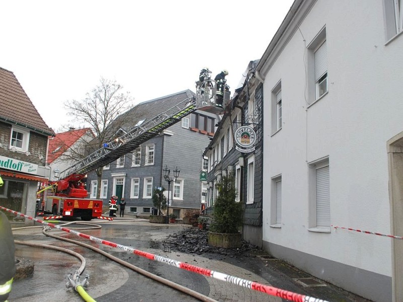 Bei dem Brand im Westfälischen Hof in Ennepetal-Voerde starb am frühen Mittwochmorgen der 65-jährige Mieter der Dachgeschosswohnung.