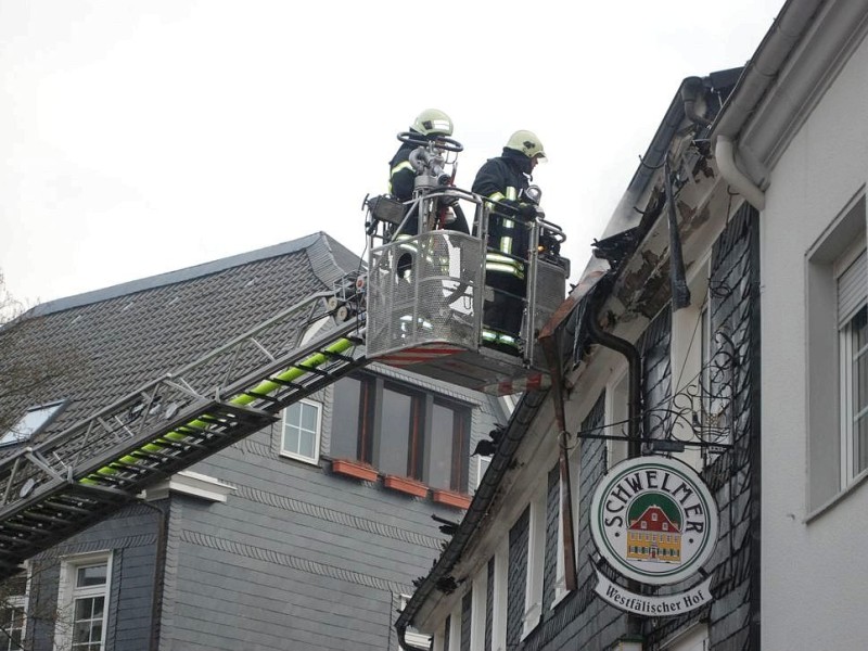 Bei dem Brand im Westfälischen Hof in Ennepetal-Voerde starb am frühen Mittwochmorgen der 65-jährige Mieter der Dachgeschosswohnung.