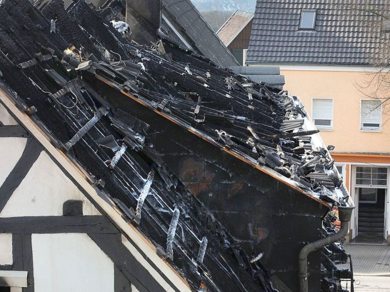 Bei dem Brand im Westfälischen Hof in Ennepetal-Voerde starb am frühen Mittwochmorgen der 65-jährige Mieter der Dachgeschosswohnung.