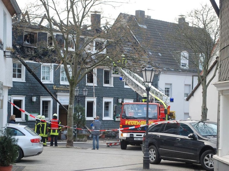 Bei dem Brand im Westfälischen Hof in Ennepetal-Voerde starb am frühen Mittwochmorgen der 65-jährige Mieter der Dachgeschosswohnung.