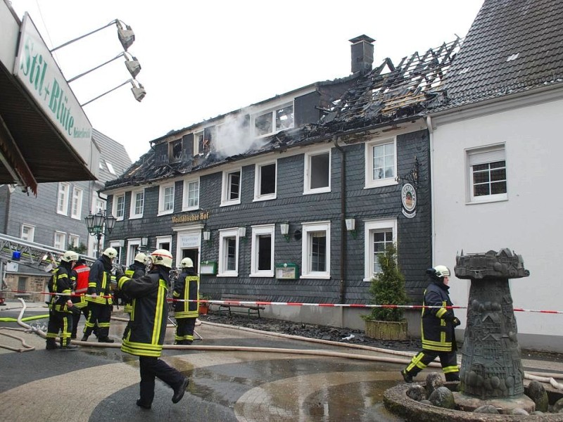 Bei dem Brand im Westfälischen Hof in Ennepetal-Voerde starb am frühen Mittwochmorgen der 65-jährige Mieter der Dachgeschosswohnung.