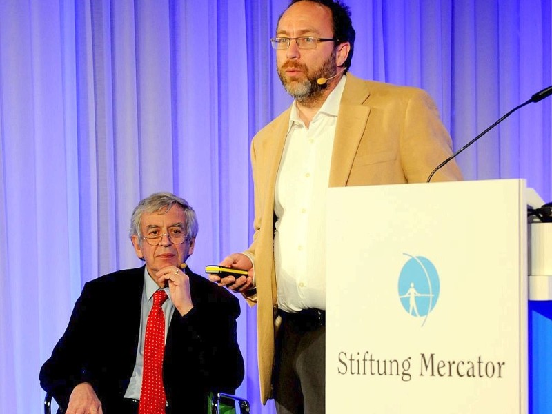 Am Montag, den 5.März 2012 fand in der Salvatorkirche am Burgplatz der Festakt zu 500 jahre Gerhard Mercator mit Wikipedia-Gründer jimmy Wales statt.Impressionen von der Veranstaltung.v.l.: Jimmy Walses, Michael NaumannFoto: Udo Milbret/WAZ FotoPool